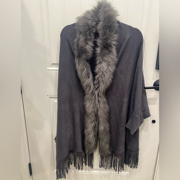 NWOT BOUTIQUE ONE SIZE Chic Dark Gray Shawl with Faux Fur Trim mobwife - Picture 3 of 4